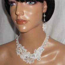 Colar de flor de renda branca e borboleta com cristal Swarovski e pérolas