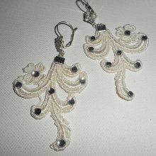 Brincos com cristal Swarovski e renda de arabesco
