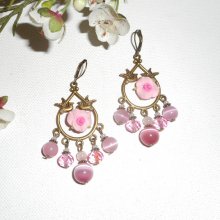 Brincos com pássaros e rosas em travessas de bronze