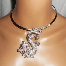 Colar original de metal prateado com grande dragão de cristal