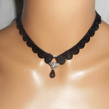 Colar de renda preta com gota de cristal boémio