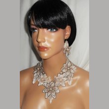 Conjunto de colar com flores de marfim e pérolas de vidro