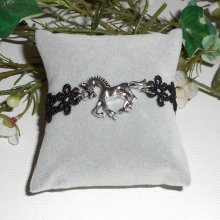 Bracelete original com cavalo de metal prateado sobre renda preta