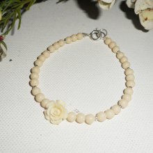 Pérolas e bracelete de rosa em gorgon em bruto sobre fecho de prata
