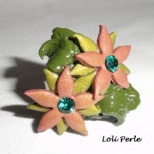 Anel de flor de barro castanho com cristal Swarovski e folhagem verde