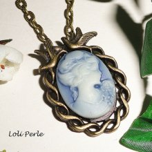 Pingente camafeu azul com pássaros em metal bronze sobre corrente