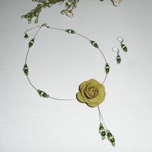 Conjunto de colar com pérolas de vidro verde pérola e cabo de cristal com rosa de couro