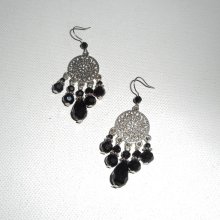 Brincos de contas de cristal preto com conectores florais