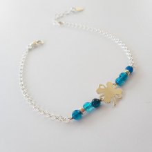 Pequena pulseira de pedra ágata azul com trevo sobre corrente de prata 925