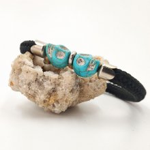 Pulseira de corda preta com crânio duplo em pedras azuis