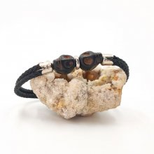 Crânio duplo e bracelete de ossos cruzados com pedras pretas em corda dupla