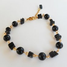 Pedra de ônix e bracelete de aço dourado