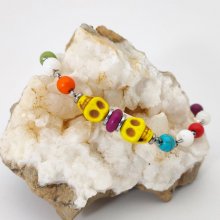 Pulseira de pedra multicolorida com crânio amarelo