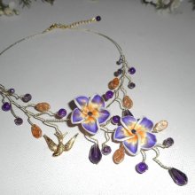 Colar arejado com flores de hibisco e pérolas de cristal púrpura