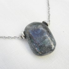 Colar solitário com pedra sodalite rectangular azul e contas de aço inoxidável