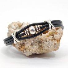 Pulseira de couro masculino com missangas de metal prateado