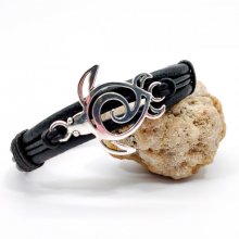 Pulseira de tartaruga marinha sobre cordão de couro preto