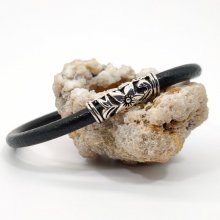 Pulseira floral sobre cordão de couro preto