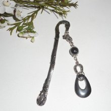 Bookmark com pequenas ferraduras de prata e pedras hematites