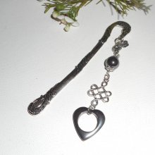 Bookmark de ferradura com arco de prata e coração de pedras hematita