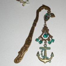 Marcador de páginas Dolphin em metal bronze com contas de cristal verde e tinta