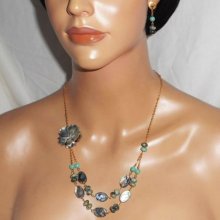 Conjunto de colar com pedras de jaspe verde com flores e pucks abalone de fila dupla