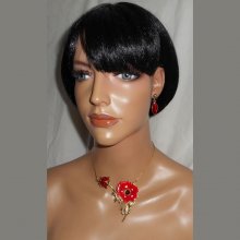 Colar de papoila e joaninha em esmalte vermelho sobre corrente de aço dourada
