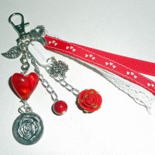 Saco/anela-chave coração de vidro vermelho com renda e fitas