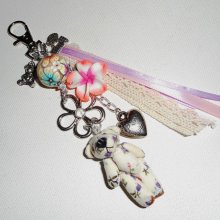 Porta-chaves/jóias com missangas e fitas multicoloridas