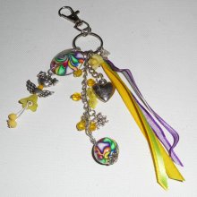 Porta-chaves/saco amarelo com missangas e fitas multicoloridas
